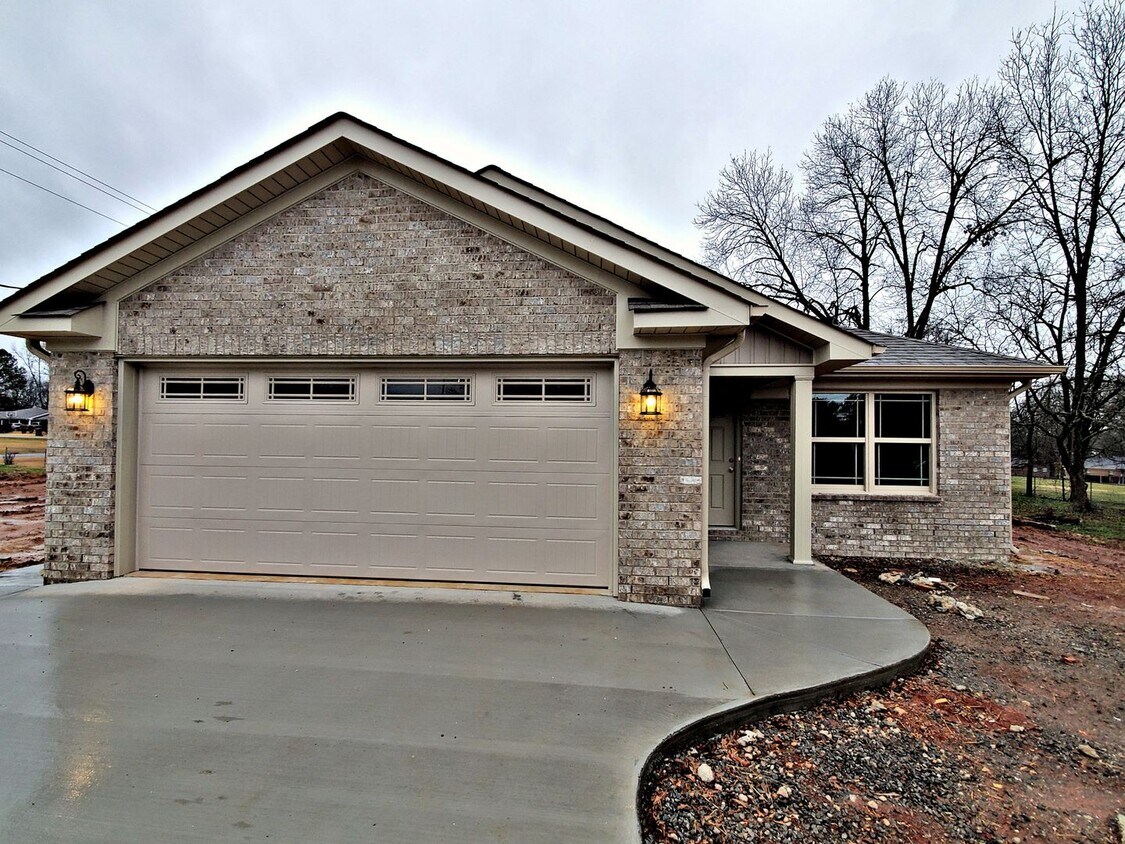 Primary Photo - HOUSE FOR RENT - HARTSELLE