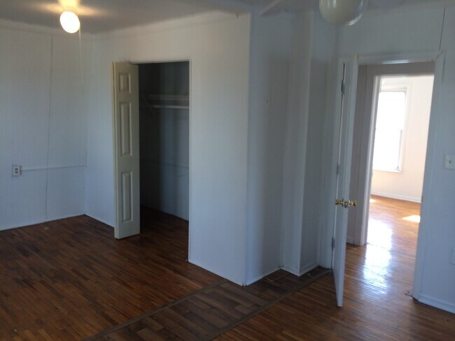 Building Photo - 2 Bedroom, 1 Bath House for Rent- 410 Randall