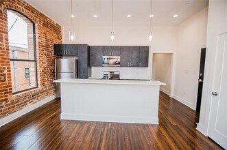 Building Photo - 110 W Knox St