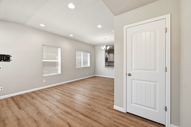 Foto del edificio - $1,945.95, 2-bed, 2.5-bath, located in Colorado Springs with a one-car extended garage.
