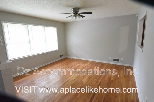Foto del edificio - 11055 Spring Valley Rd
