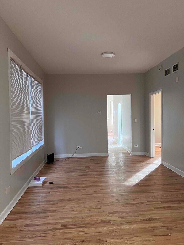 Foto del edificio - 1425 E 69th Pl