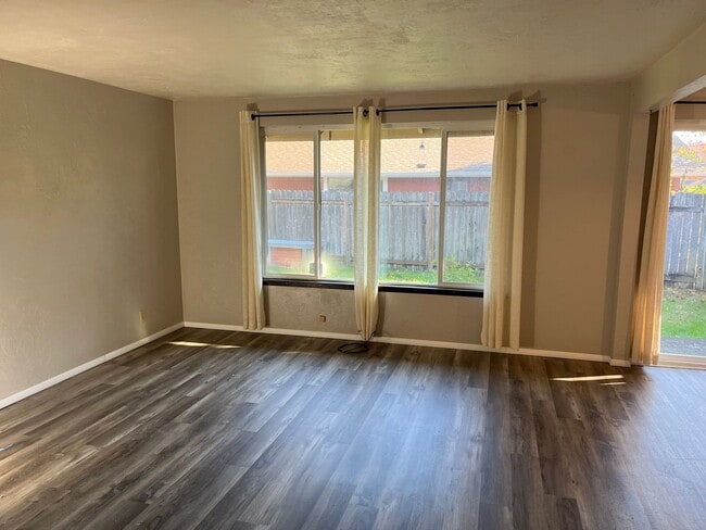Building Photo - LOO Duplex