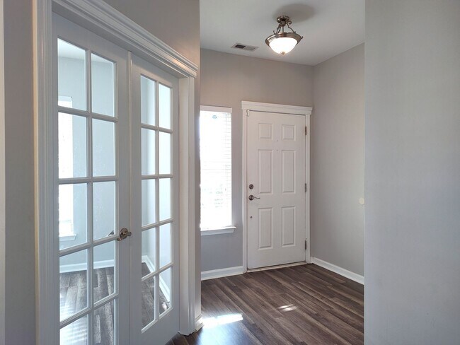 Foto del edificio - Pristine 4 bed, 2.5 bath Home Located in the Falcon Ridge Community!