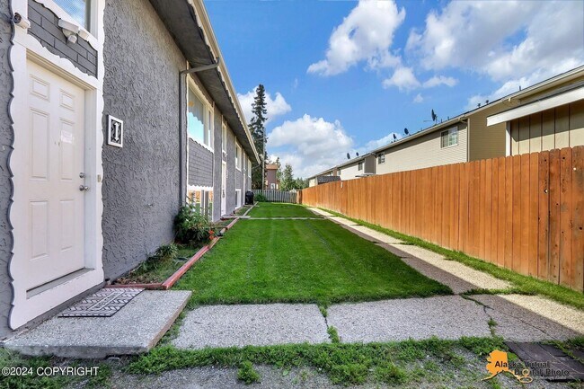 Foto del edificio - The Single-Family Alternative: 4BD/2BA Triplex Unit with Modern Comforts