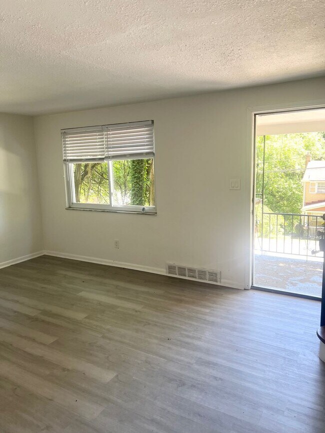 Building Photo - Fully remodeled 4 bedroom, 1.5 Bathroom in...