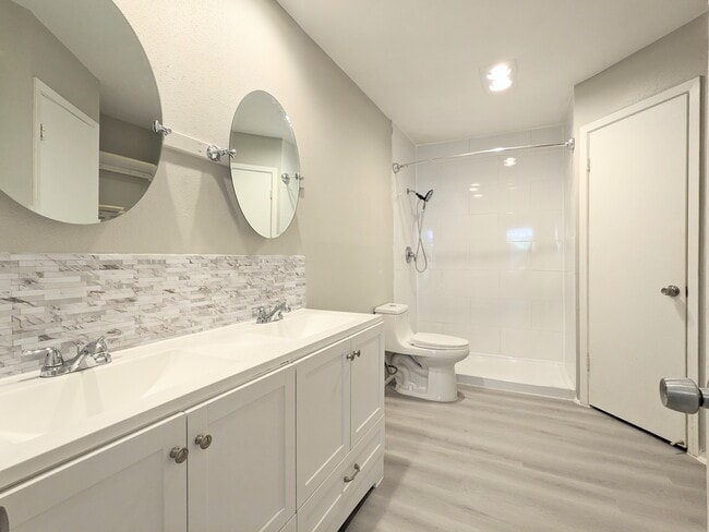 Baño principal con tocador doble y vestidores dobles - 2522 Corian Glen Dr