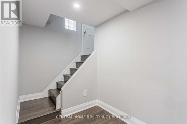 Building Photo - 2 Kingsmere Crescent