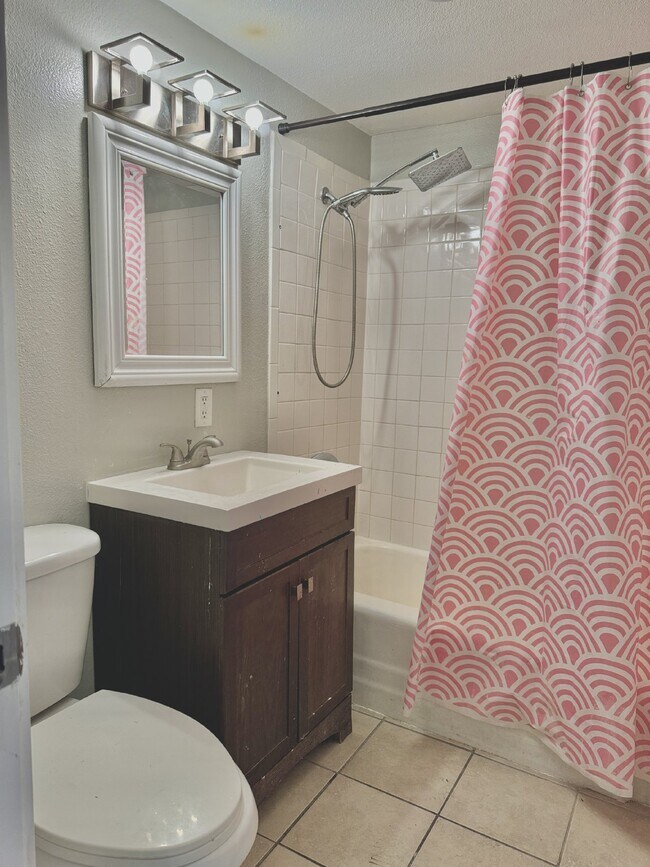 Foto del edificio - Chic 2-Bedroom Condo in Heart of Las Vegas...