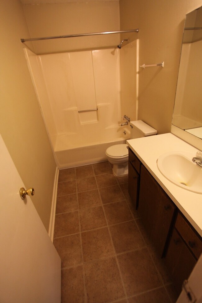 Foto del edificio - Hampton Drive Duplex Available in August!