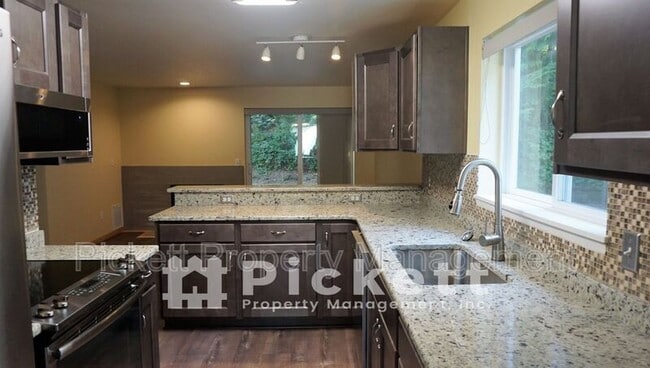 Building Photo - 1307 NW Slate Ln