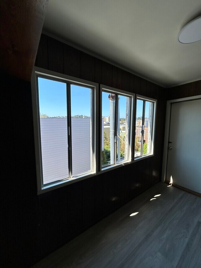 Building Photo - Studio Available Now in Inner Richmond!!