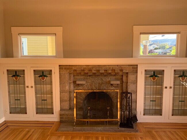 Fireplace in living room - 5495 Fairfax Ave