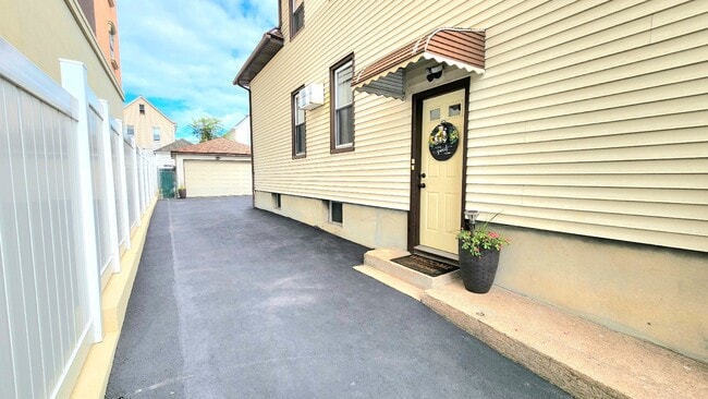 Private Entrance - 11 Banta Ave