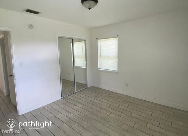 Building Photo - 3 br, 1 bath House - 2924 Elm Street UNIT