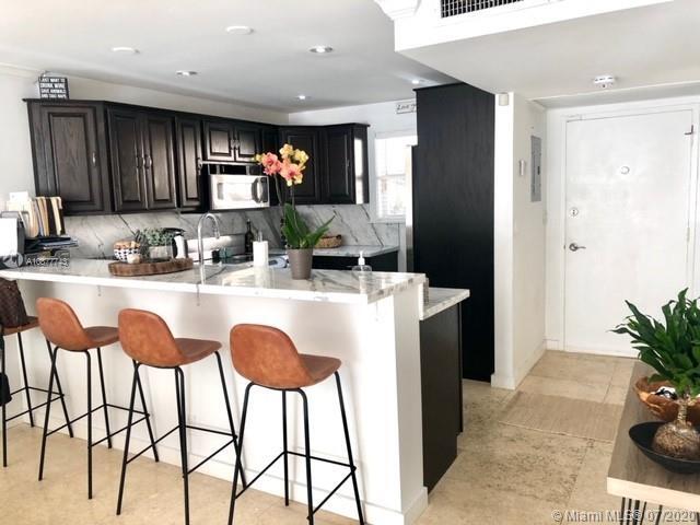 Kitchen - 100 Edgewater Dr