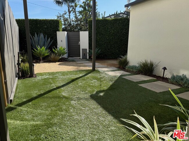 Building Photo - 907 Burrell St