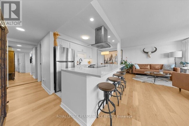 Building Photo - 470 Laurier Ave W