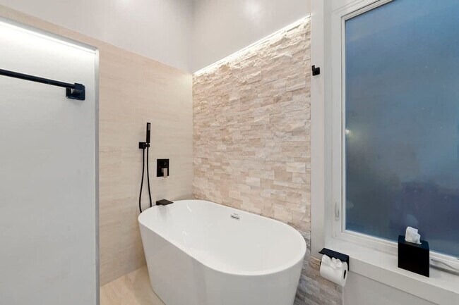 Foto del edificio - 1543 N Claremont Ave