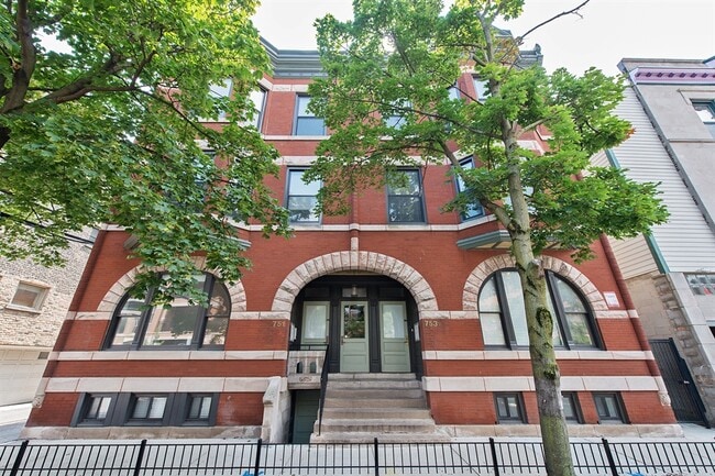 Building Photo - 753 W Buckingham Pl