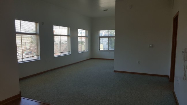 Building Photo - 5810 W. Beloit Rd - 1 Bedroom Upper