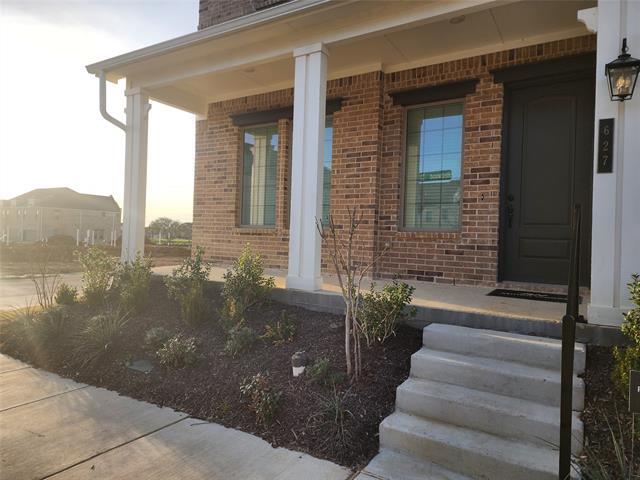 Foto del edificio - 627 Redwood Wy