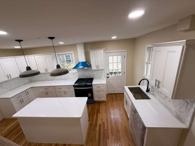 Foto del edificio - 194 Fells Ave