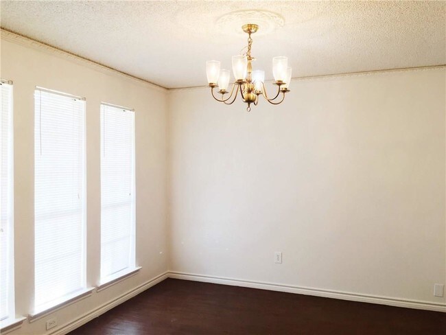 Building Photo - 1605 Willow Crest Dr