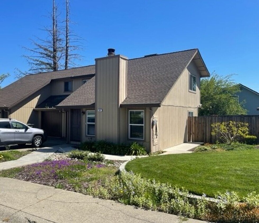 Foto principal - Completely Updated Roseville Townhouse ava...