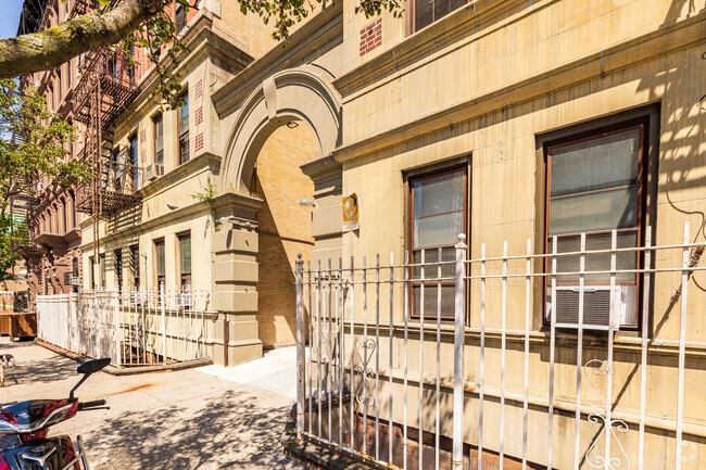 Building Photo - 115 W 104th St