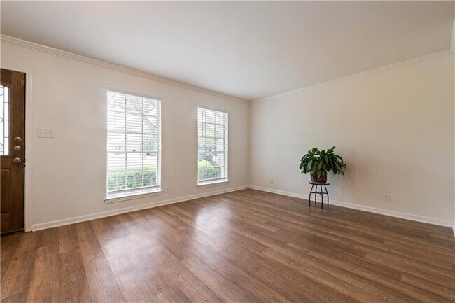 Foto del edificio - 6107 Bullard Dr