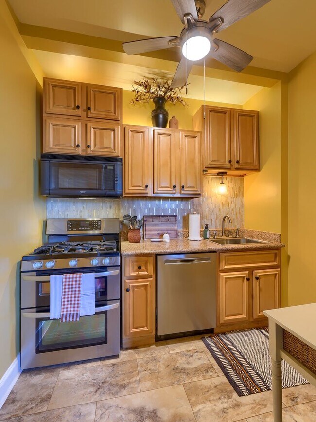 Building Photo - Fully Furnished Luxury Condo with Breathta...