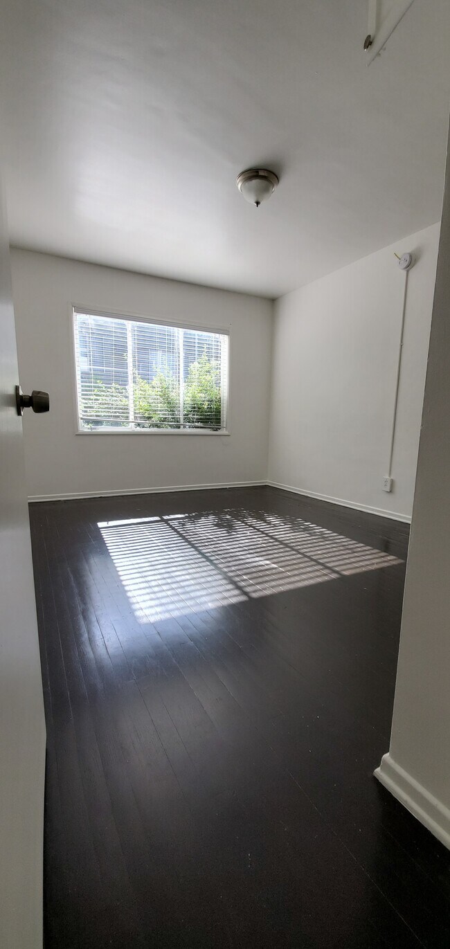 Foto del edificio - 1615 N Hobart Blvd