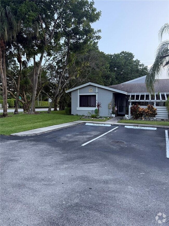 Building Photo - 679 Racquet Club Rd