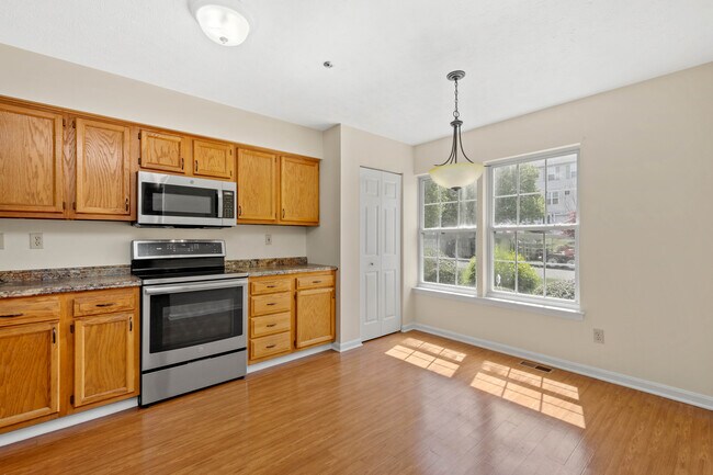 Building Photo - 1036 Royal Dr