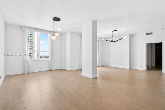 Building Photo - 701 Brickell Key Blvd