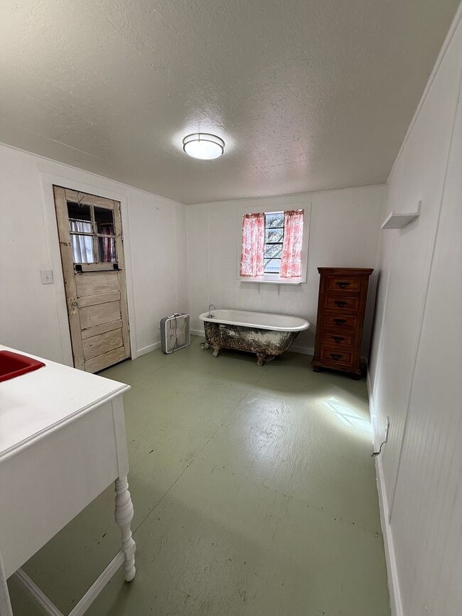 Building Photo - NEW ON MARKET