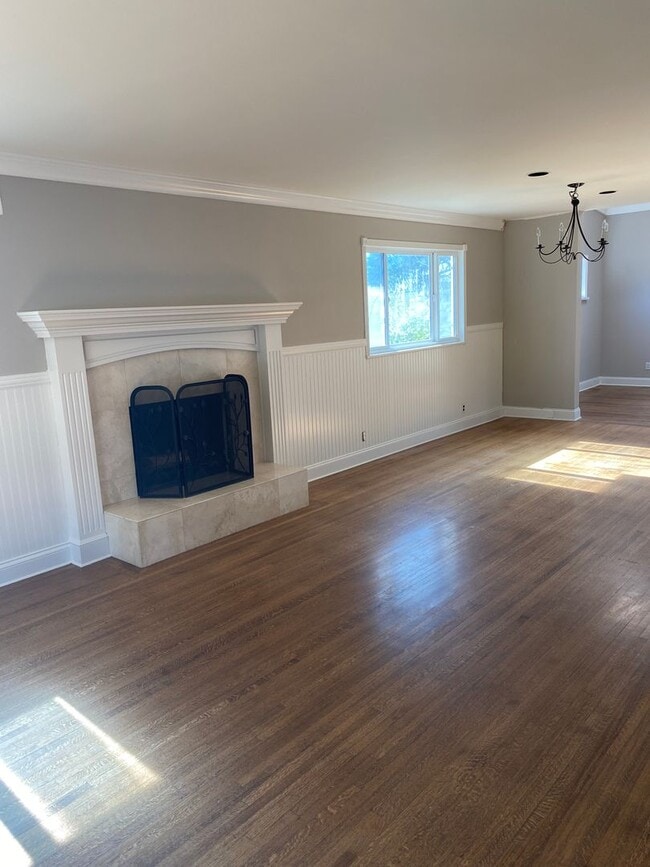 Building Photo - Beautiful Home in the Ventura Foothills