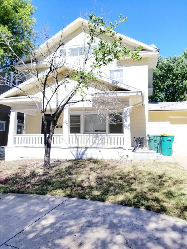 Building Photo - 332 N Rutan St