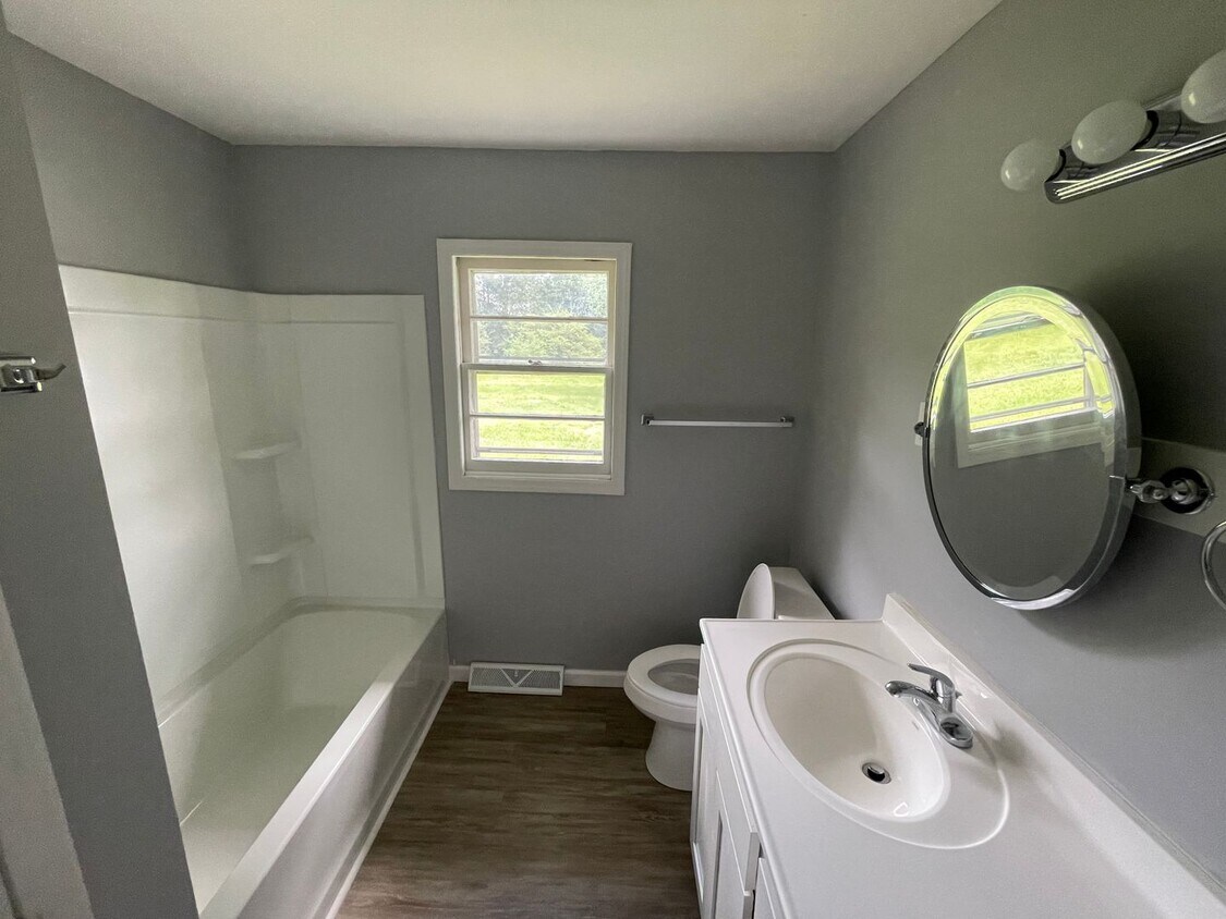 Foto del edificio - 4 bedroom 2 bathroom house close to downtown Gibsonville!