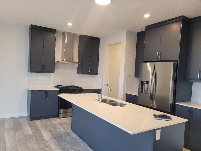 Photo du bâtiment - 20514 16A Av NW