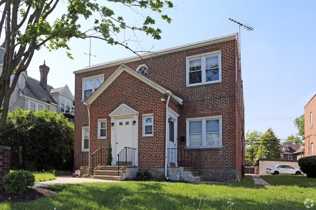 Building Photo - The Oaks Apartments