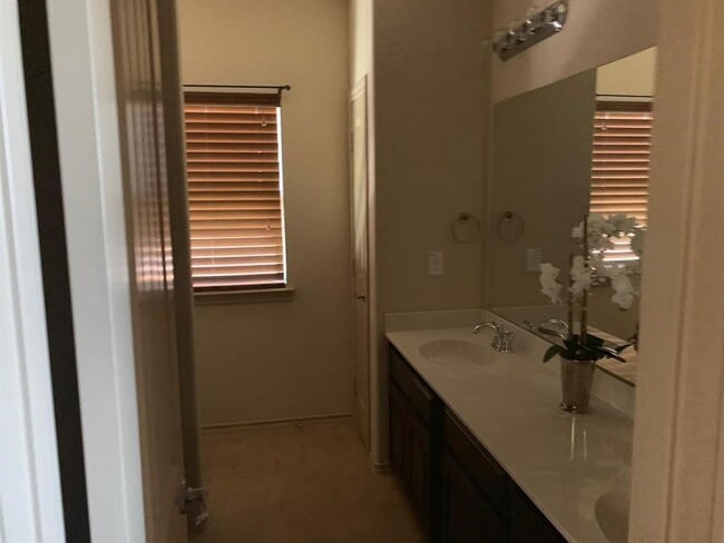 Building Photo - 3048 Hidden Valley Dr