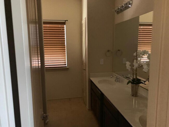Foto del edificio - 3048 Hidden Valley Dr