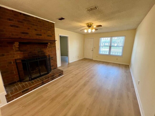 Building Photo - 1 Level*Spacious*Brick 2 Bed/2 Bath Duplex...