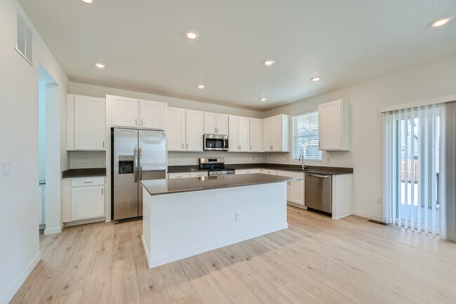 Foto del edificio - 24344 E Walsh Ave
