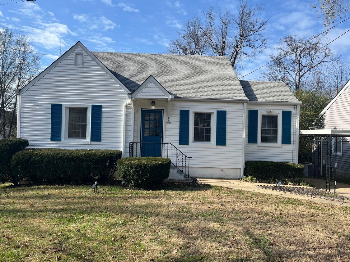 Foto principal - Pet Friendly Home with Fenced Yard in Sylvan Park, 3 Bedrooms/ 1 Bath, Minutes to the Greenway