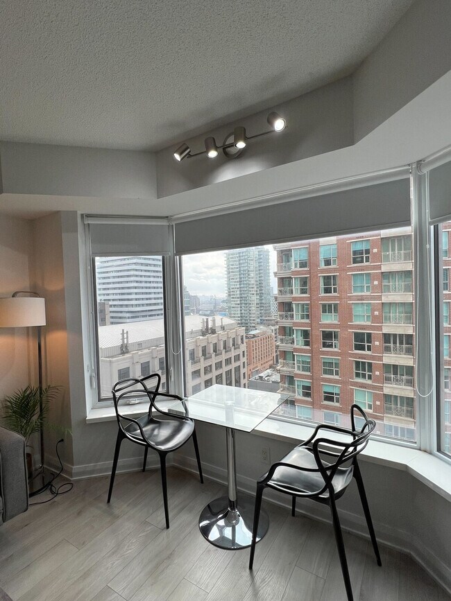 Photo du bâtiment - 150 Bloor St W