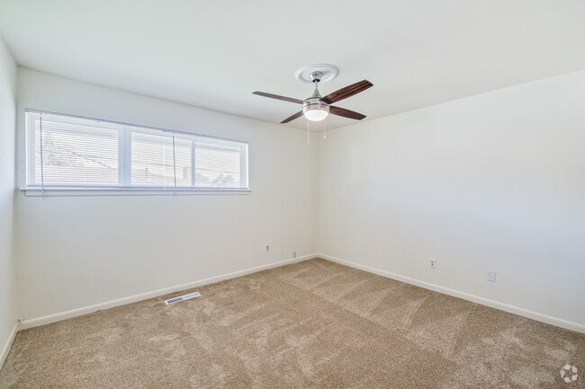 2 habitaciones, 1 baño - 950 pies cuadrados - Dormitorio principal - Village at the Arbors