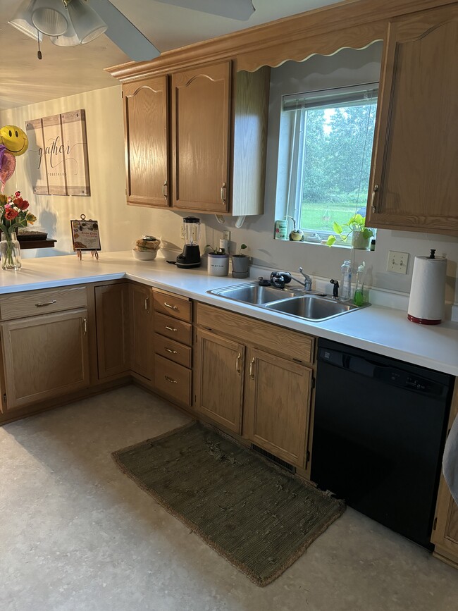 Building Photo - 2059 Schanock Dr